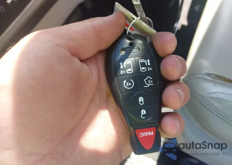 2010 Chrysler Town & Country Touring Plus из США, поврежденный, VIN 2A4RR8D15AR386818